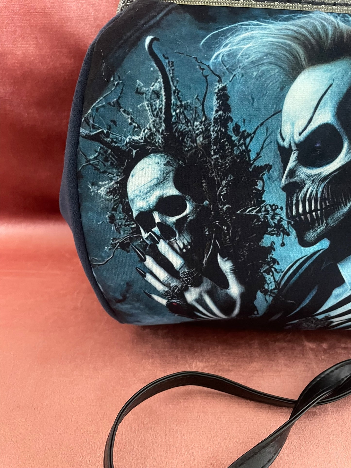 Sac Gothique Crane et Silhouette Spectrale – Accessoire Baroque en Velours Bleu Nuit- sac rétro dans un style beetle