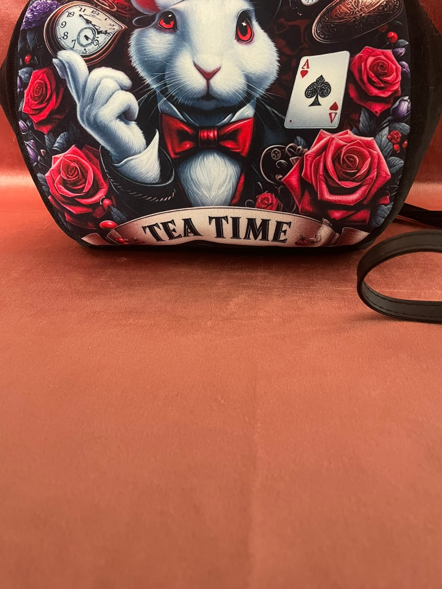 Sac Vintage Lapin Blanc Tea Time – Accessoire Alice au Pays des Merveilles en Velours Noir