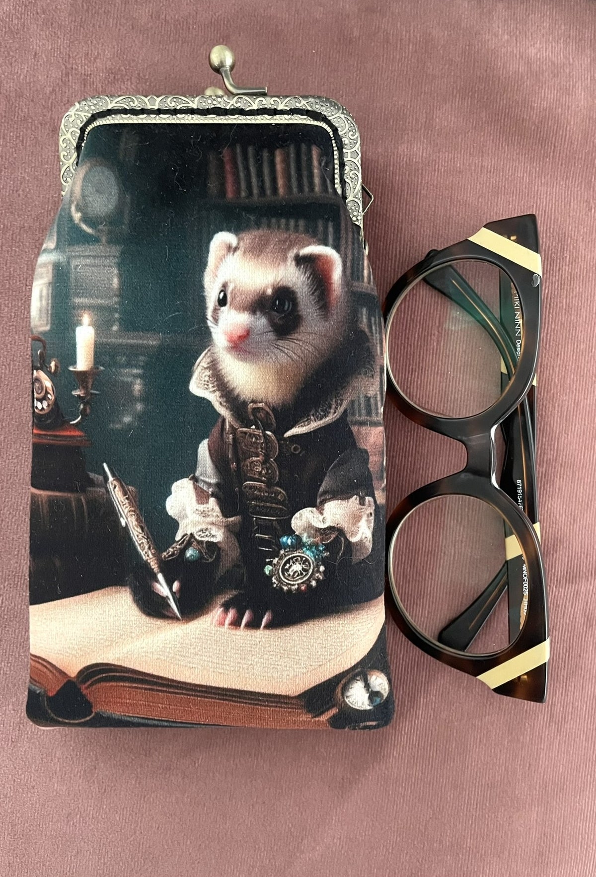 Étui à Lunettes Rétro Le Furet Écrivain – Velours Noir & Fermoir Couleur Bronze
