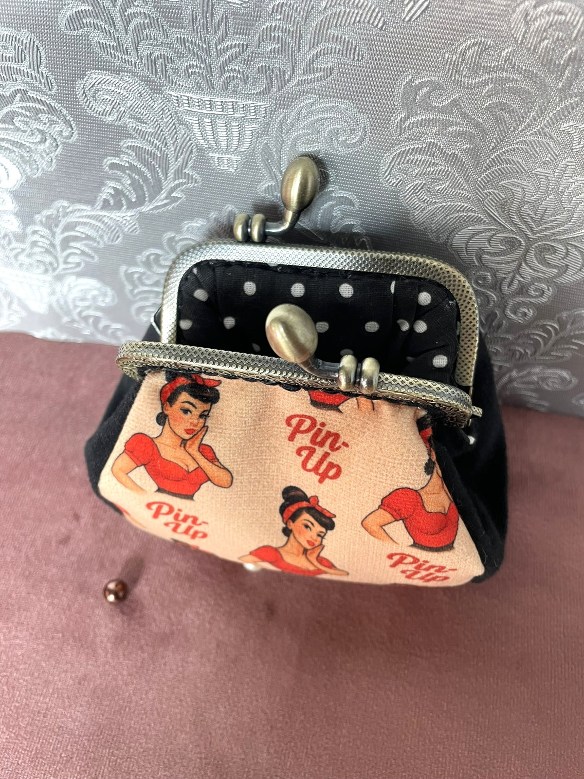 Porte-Monnaie Rétro Les Pin-Up – Velours Noir & Fermoir Couleur Bronze
