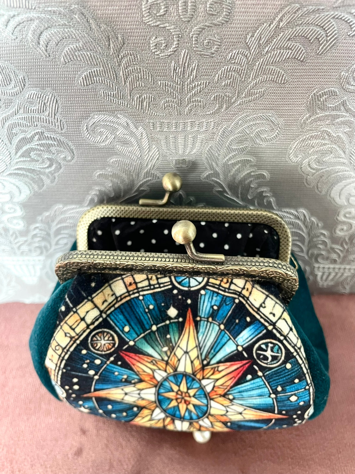 Porte-Monnaie Rétro Le Vitrail Céleste – Velours bleu Canard & Fermoir Couleur Bronze