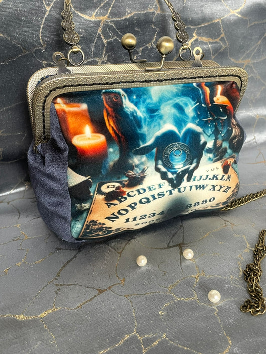 pochette Clutch Bijou "Esprit Mystique" | Velours Bleu & Planche Ouija – Le Comptoir de Suzanne