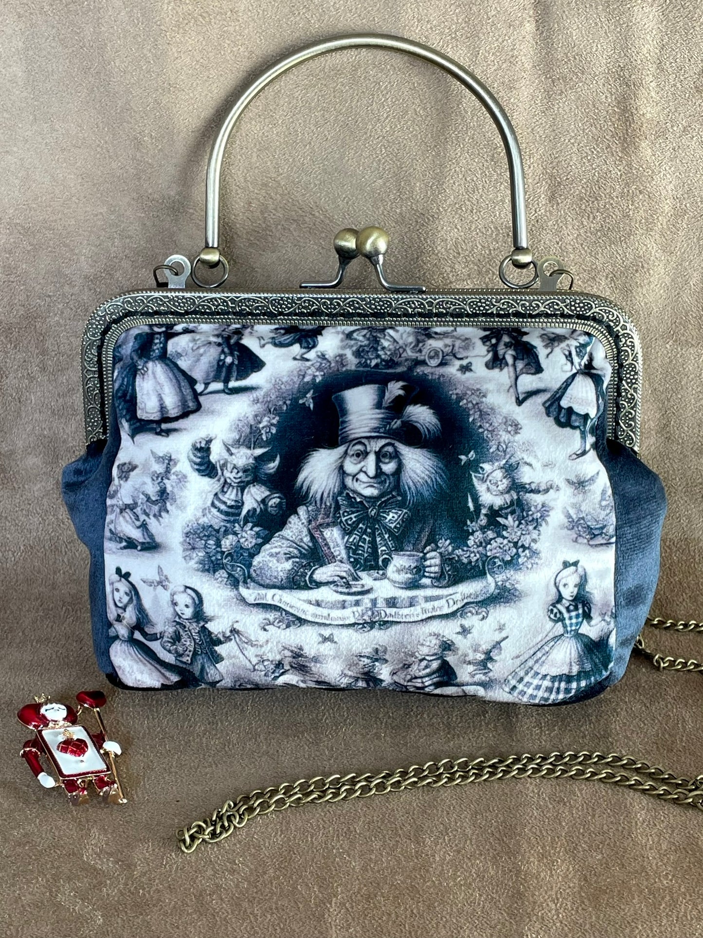 Clutch “Mad Hatter’s Tea Time” – Sac Vintage Illustré | Accessoire Poétique & Fantaisie Victorienne