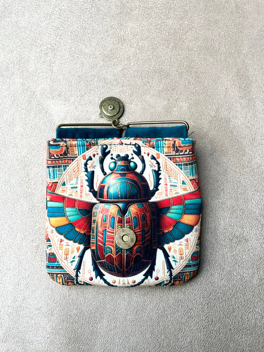 porte monnaie aimanté scarabée égyptien