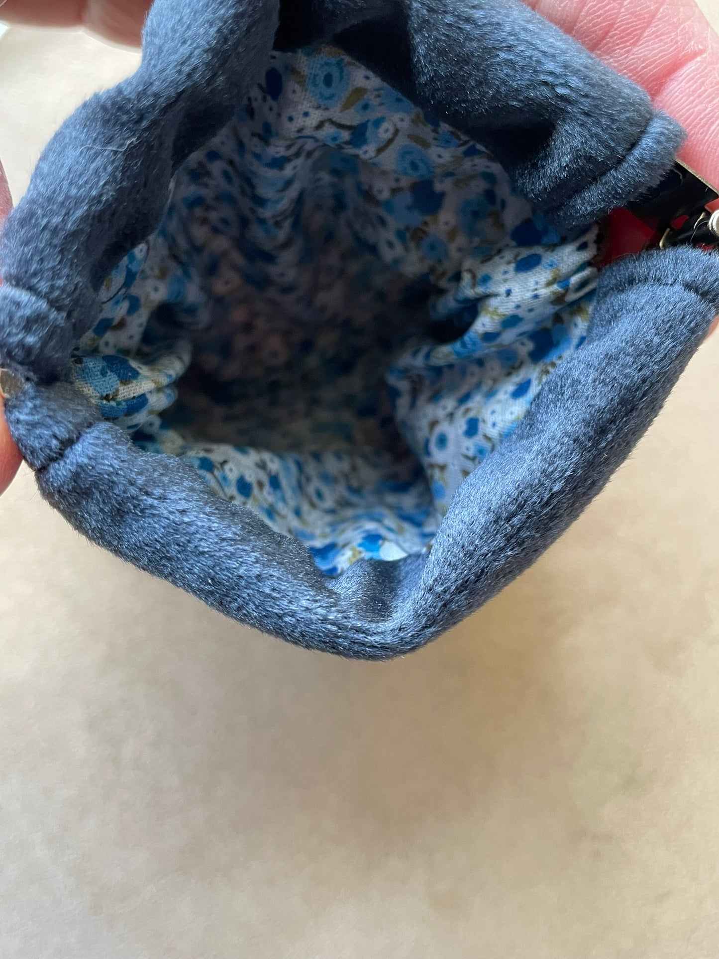 Porte-monnaie clac "Méduses" – Velours bleu & illustration marine – Format compact et original