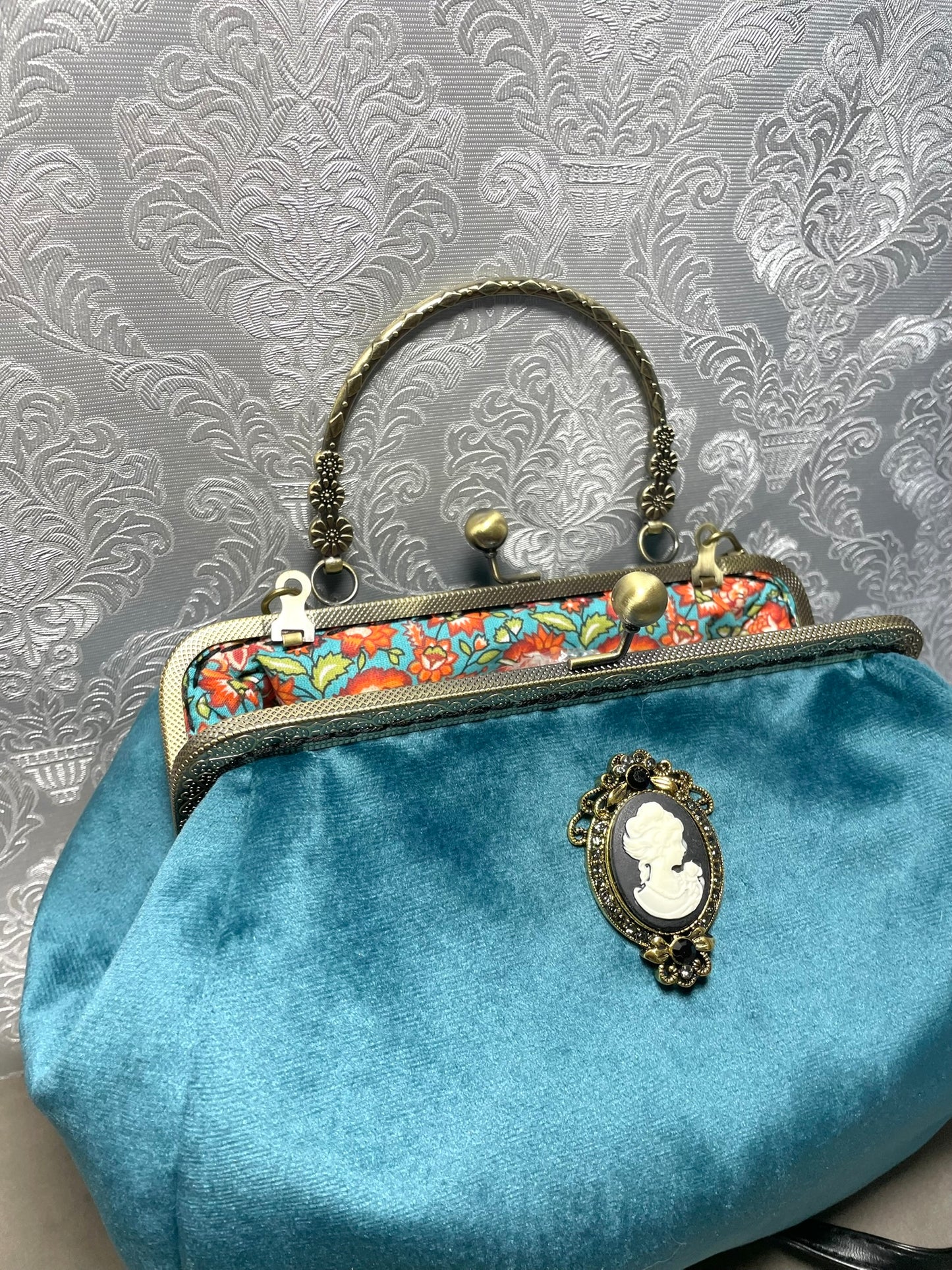 Sac femme "Camée " – Velours & silhouette baroque – Accessoire élégant et mystérieux