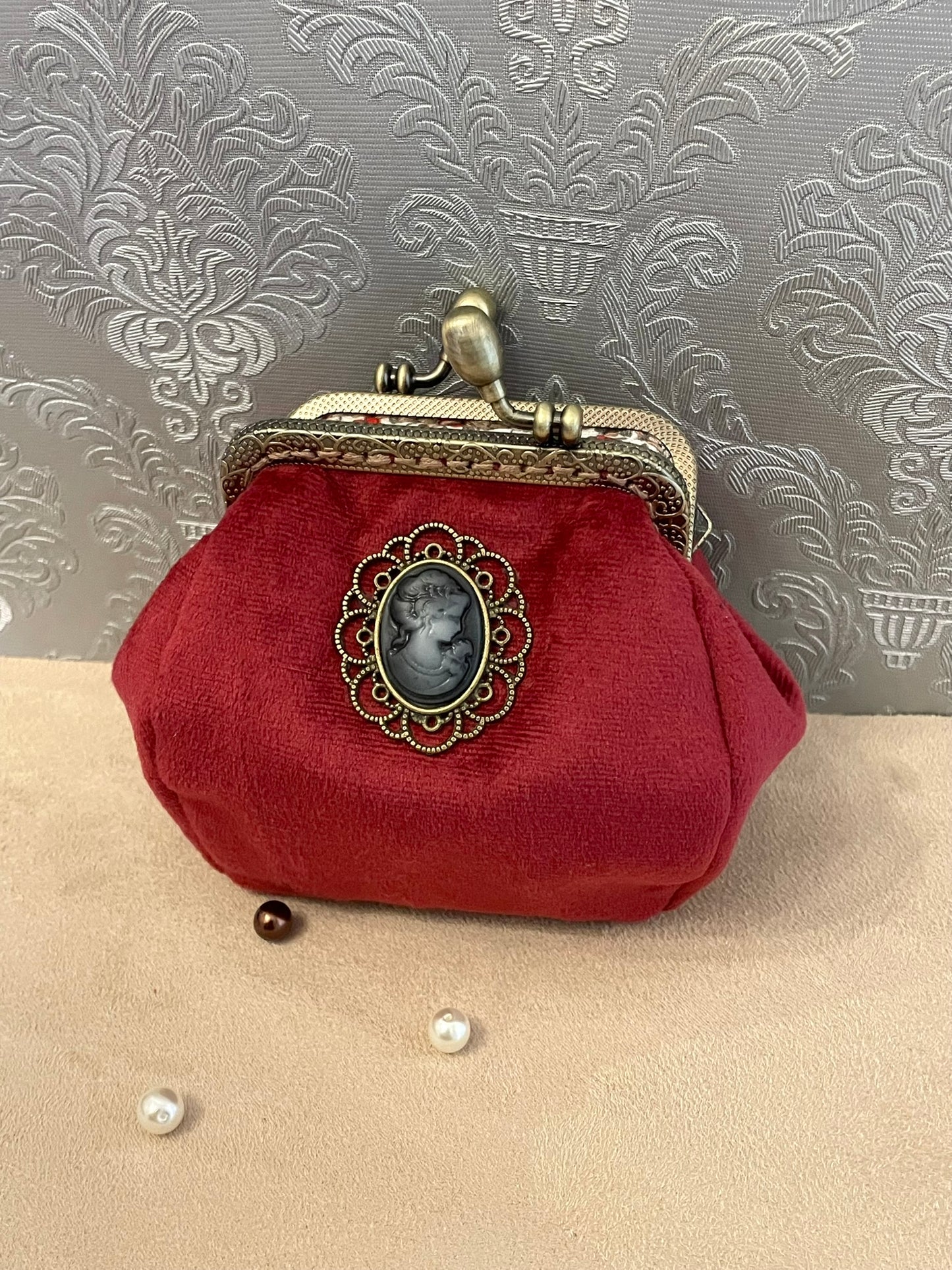 Porte-monnaie rétro en velours bordeaux avec camée victorienne – Fait main & chic intemporel