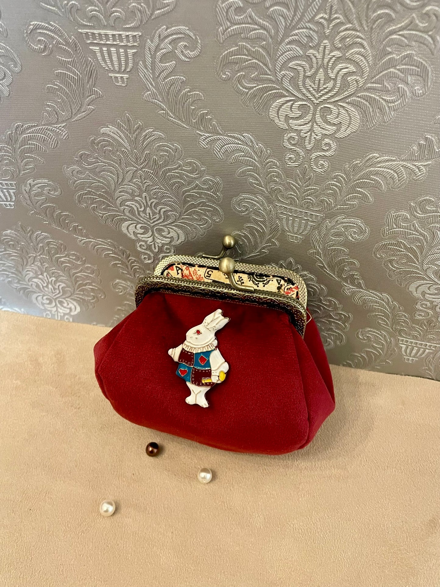 Porte-monnaie rétro en velours rouge avec le lapin blanc d'Alice – Fait main & chic intemporel