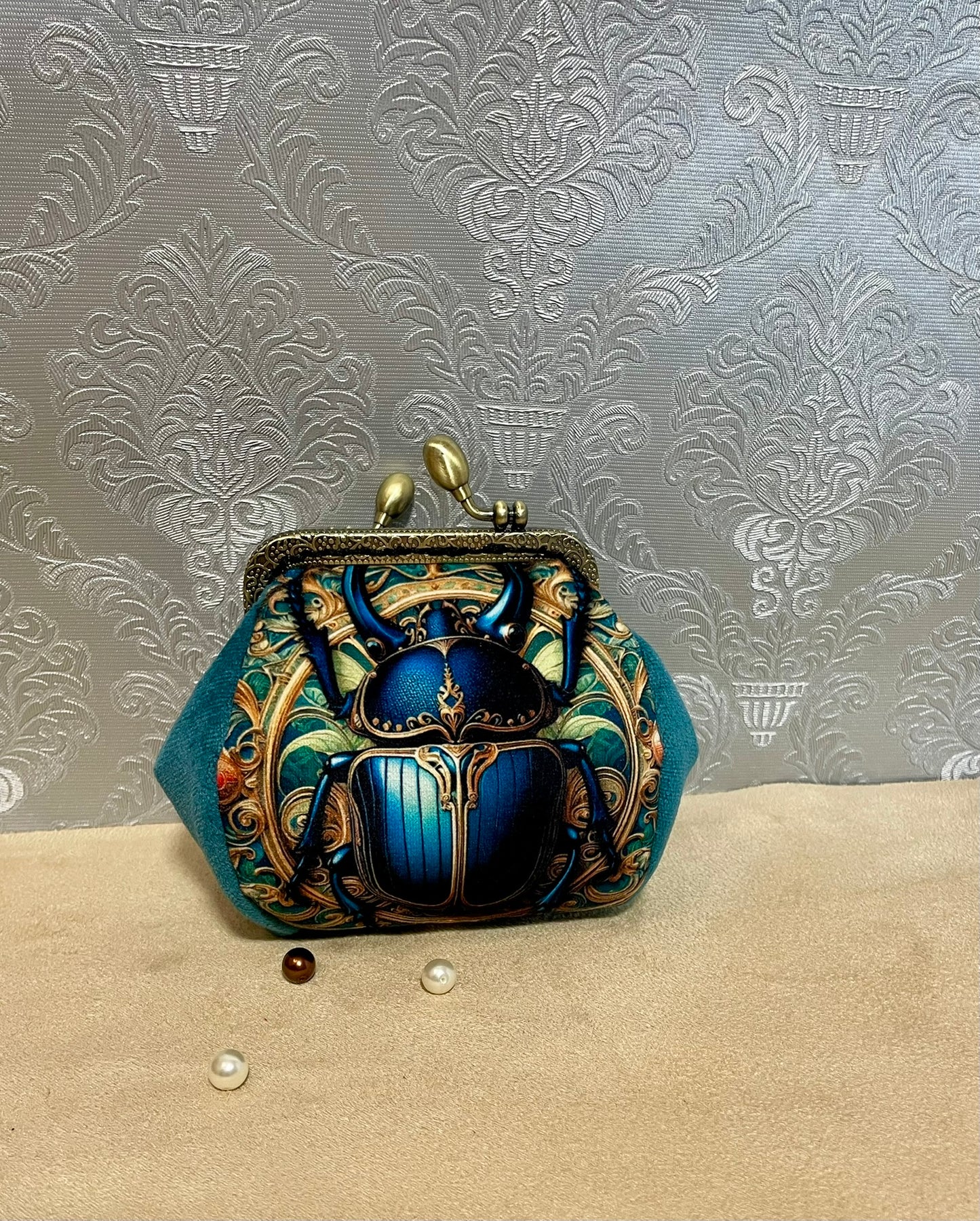 🪲 Porte-monnaie Scarabée Royal – Accessoire mystique & raffiné en velours