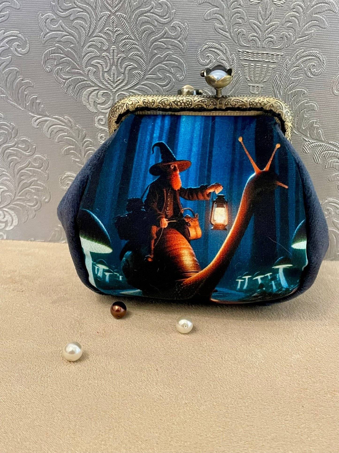 Porte-monnaie “Le Gardien des Sous-Bois” – Accessoire imaginaire en velours