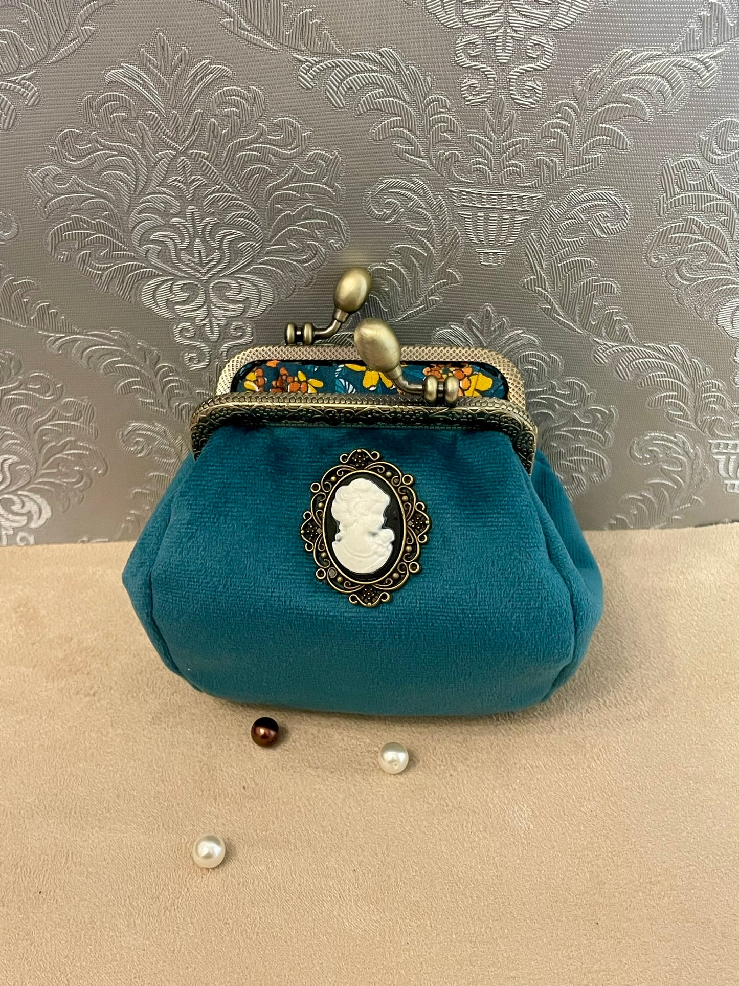 Porte-monnaie rétro en velours bleu avec camée victorienne – Fait main & chic intemporel