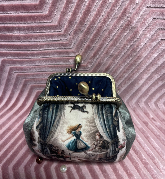 Porte-monnaie “Alice & le Pays des Merveilles” – Accessoire vintage fait main
