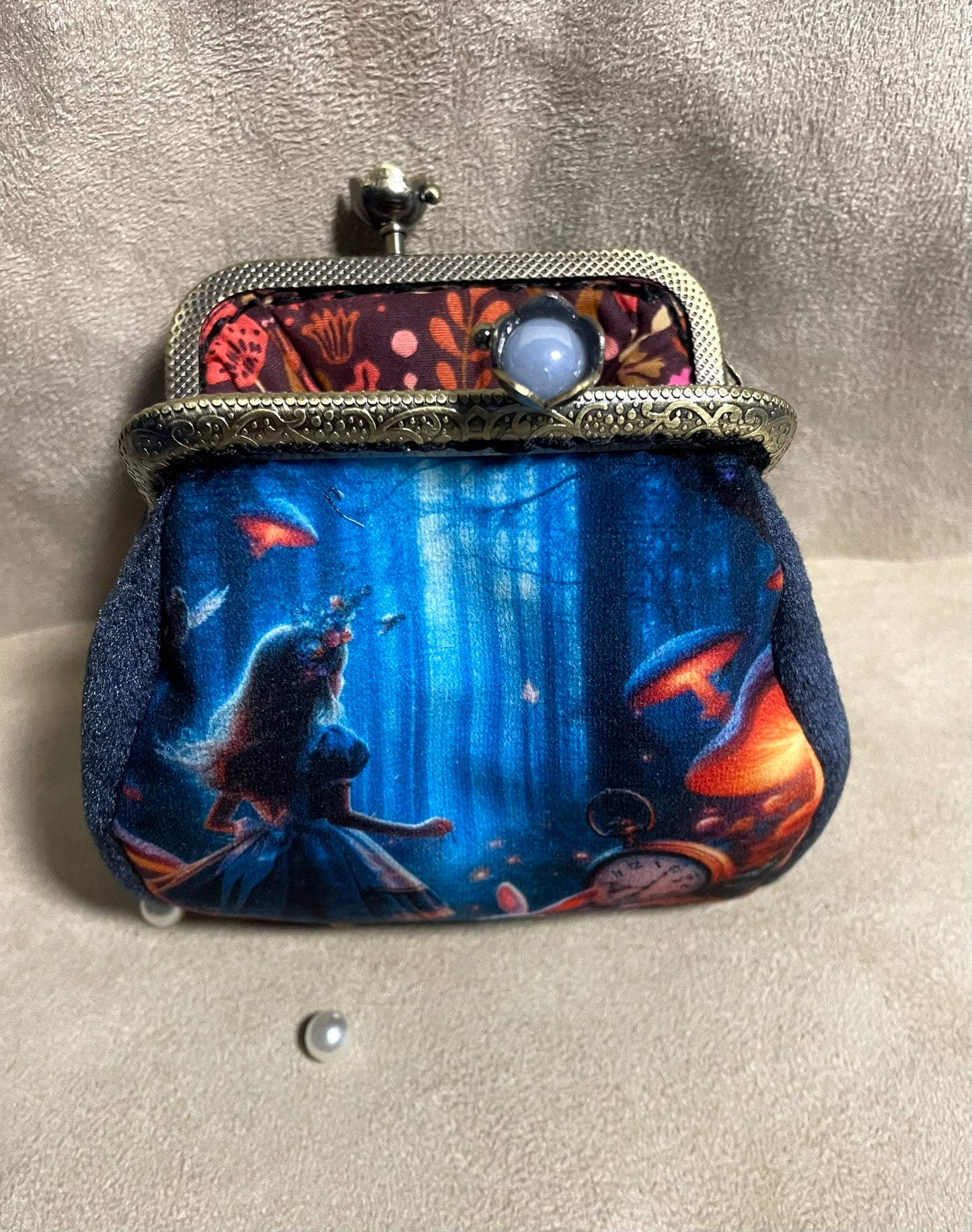 Porte-monnaie en velours inspiré d’Alice au Pays des Merveilles – Univers féérique & rétro fait main