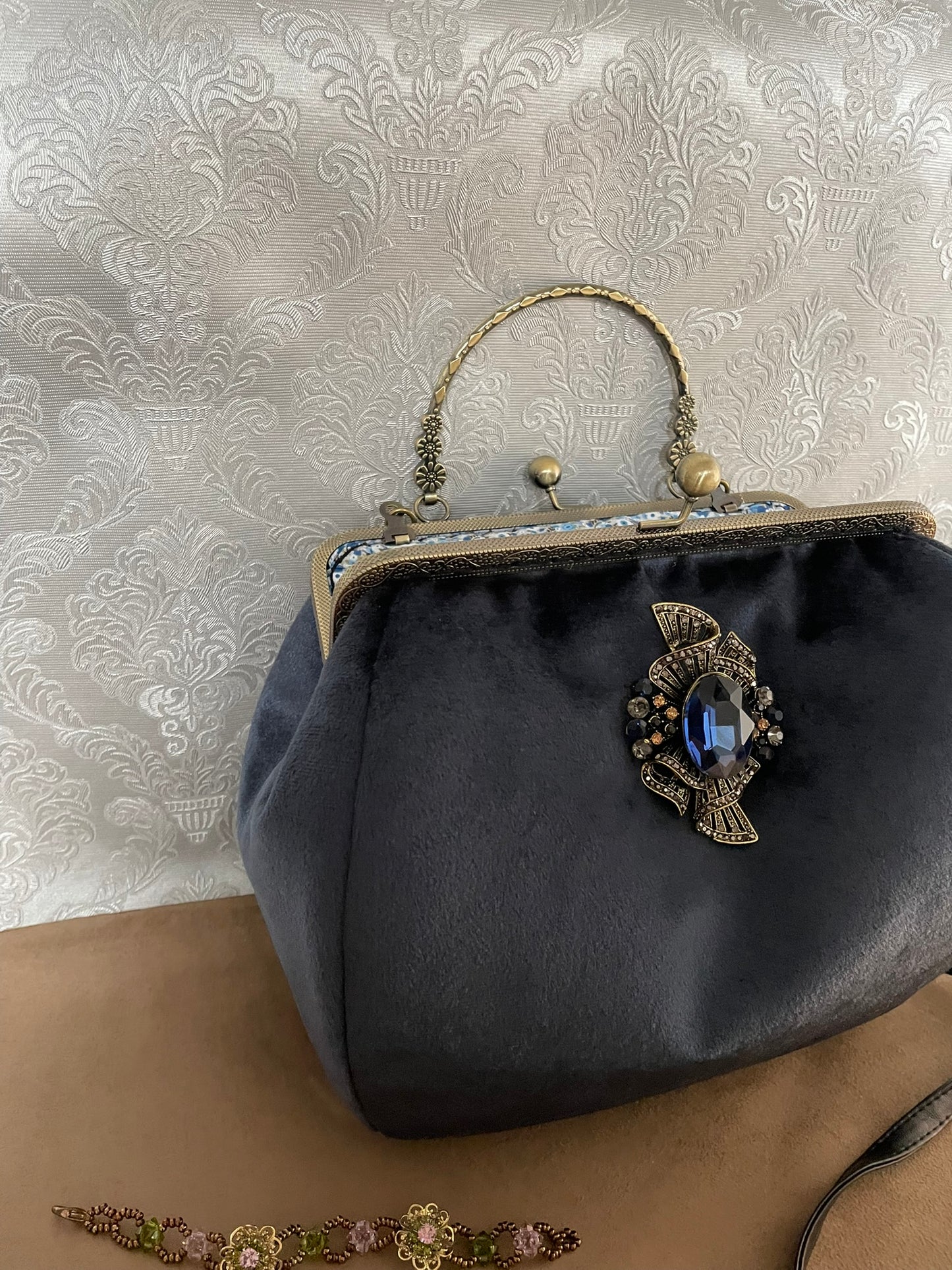 Sac « Saphir Impérial » – Velours bleu profond & éclat baroque