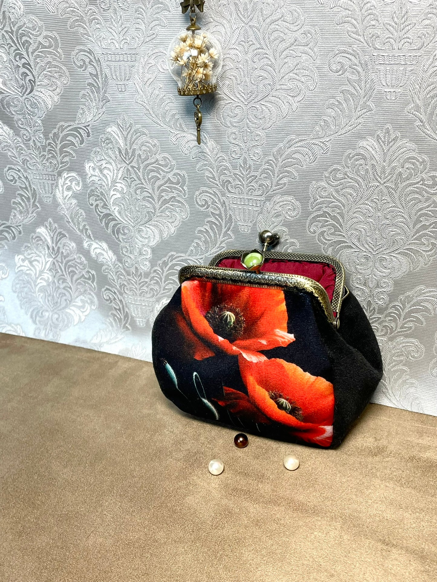 Porte-monnaie « Coquelicot Noir & Rouge Éclat » – Élégance florale & charme vintage