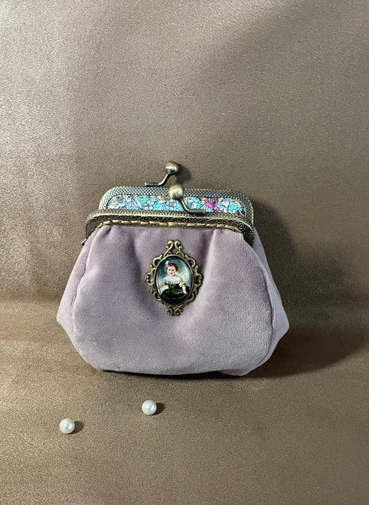 Porte-monnaie « Douceur d’Antan » – Médaillon Ancien & Velours Poudré