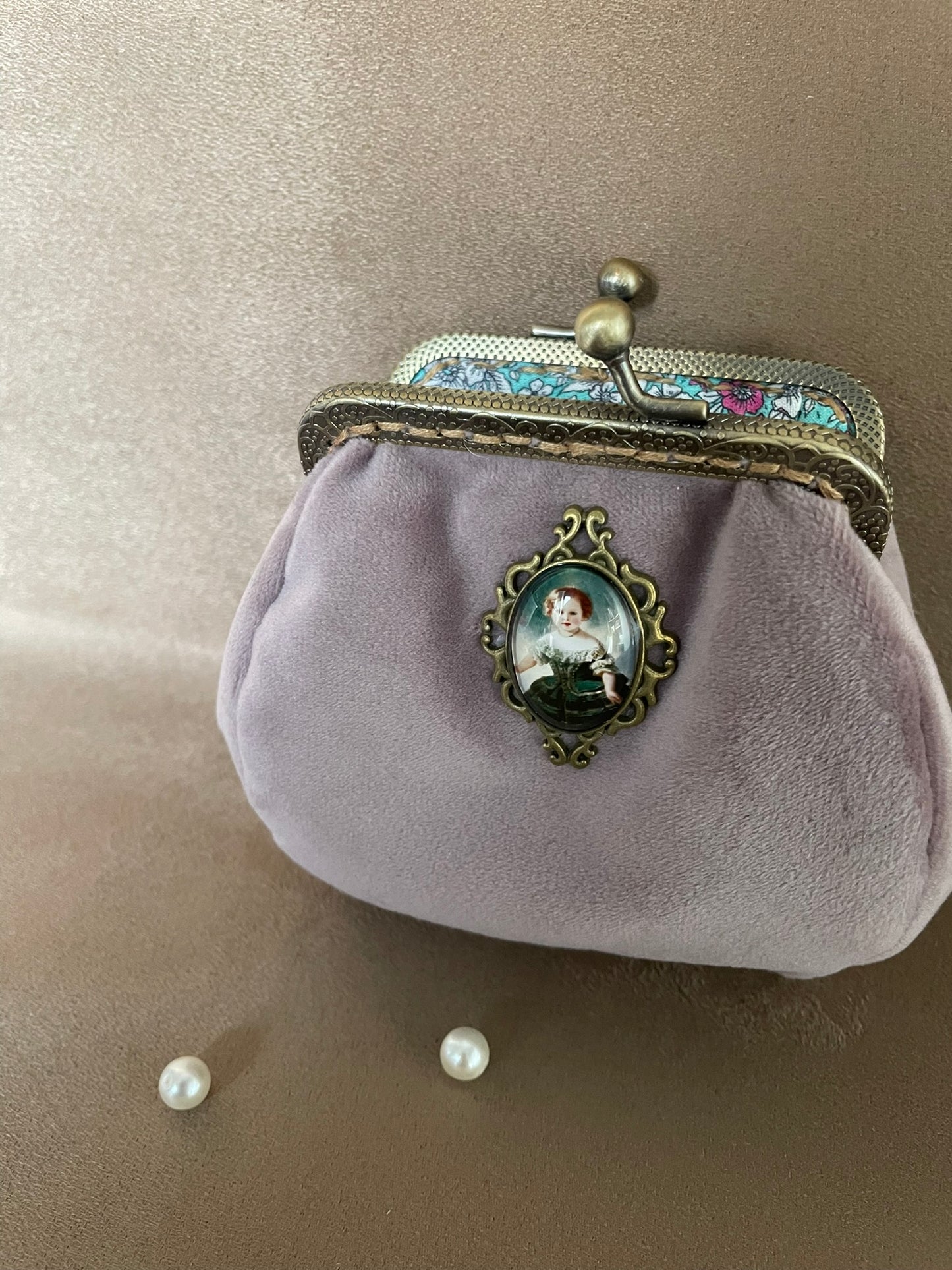 Porte-monnaie « Douceur d’Antan » – Médaillon Ancien & Velours Poudré