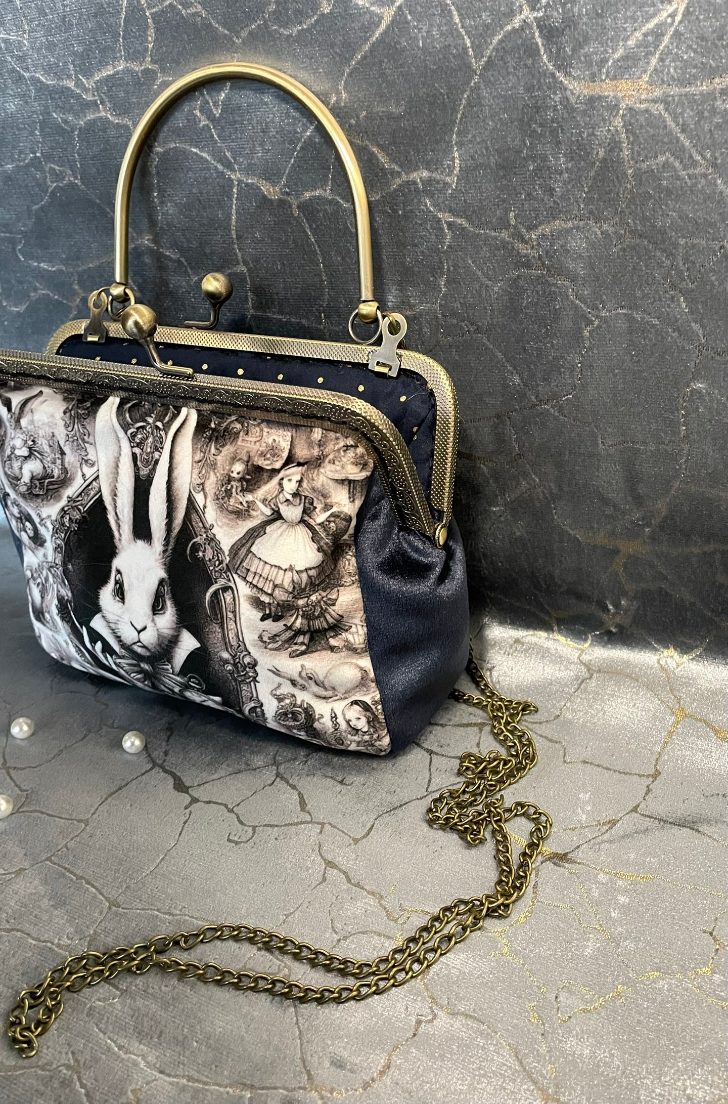 Pochette clutch« La Course du Lapin Blanc » – Alice au Pays des Merveilles & Vintage Monochrome