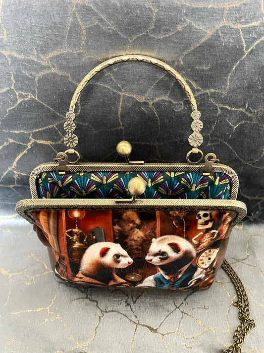 Pochette clutch Steampunk « Le Laboratoire des Mustélidés » – Velours Marron & Style Victorien