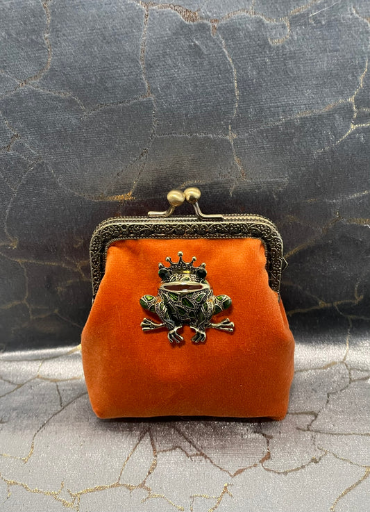 Porte-monnaie « Le Prince Crapaud » – Velours Terracotta & Bijou de Couronnement