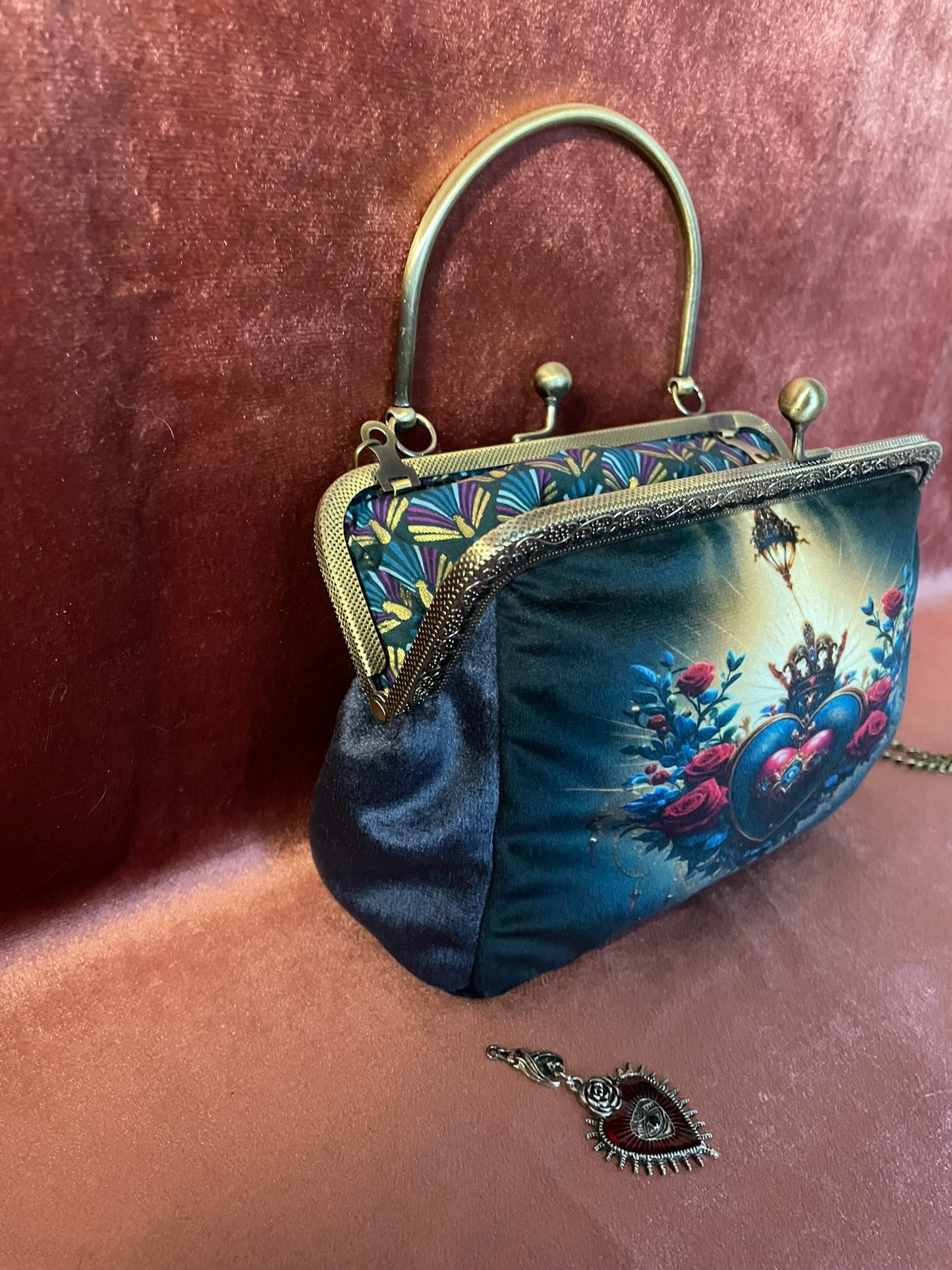 Pochette/Clutch Bijou "Le Cœur Ex-Voto" – Velours Bleu Nuit & Éclat Baroque L’élégance mystique d'une icône intemporelle