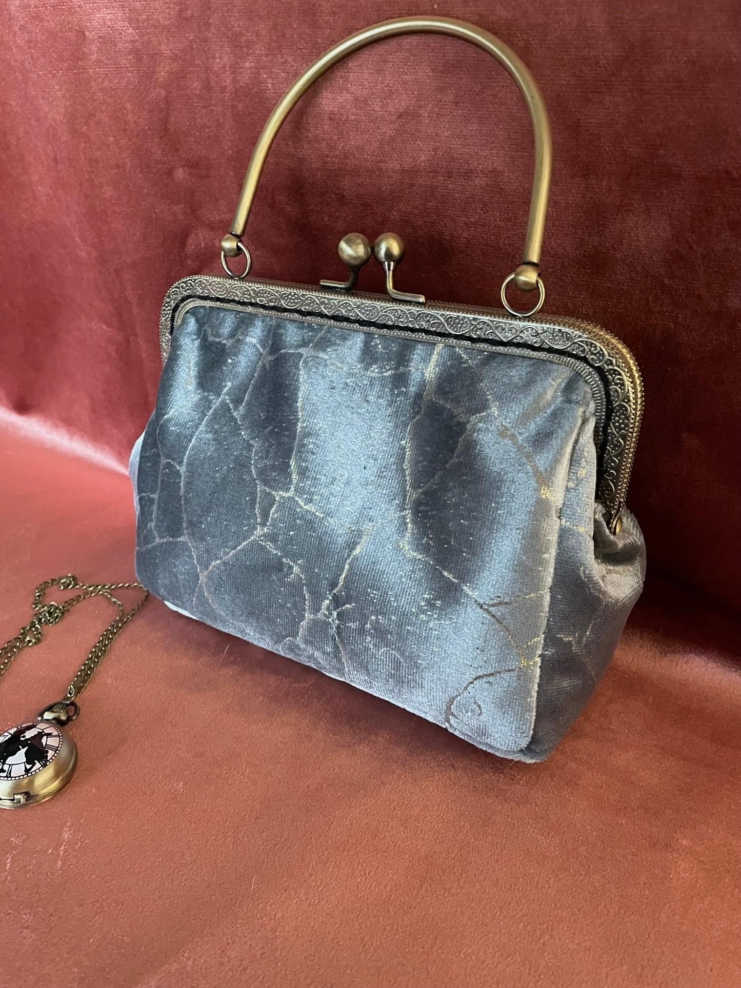 Pochette Clutch "Le Laboratoire d'Alice" – Pochette Artisanale Style Vintage & Shabby Chic
