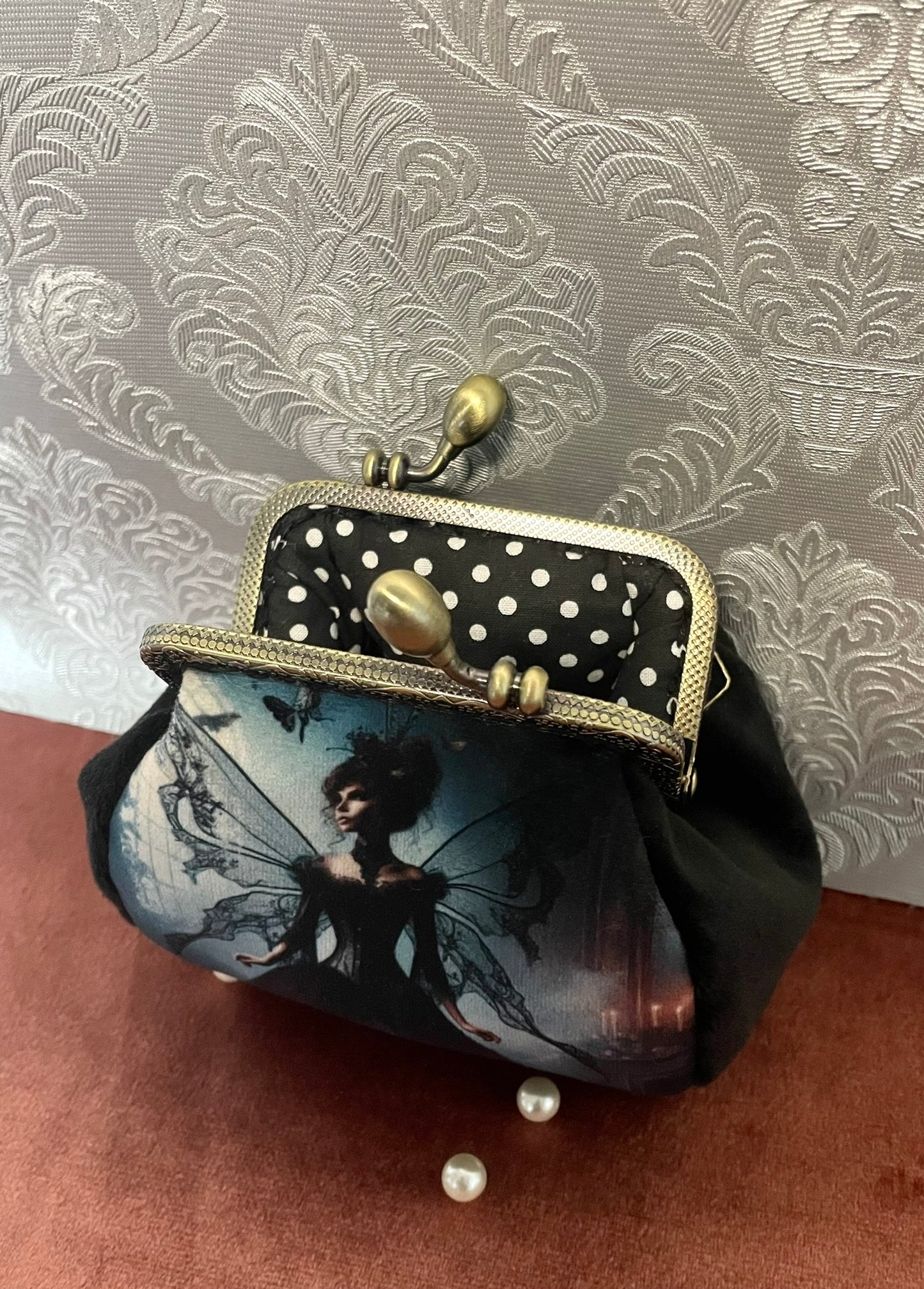 Porte-monnaie Gothique Chic « La Fée Noire » – Velours Noir & Fermoir Rétro