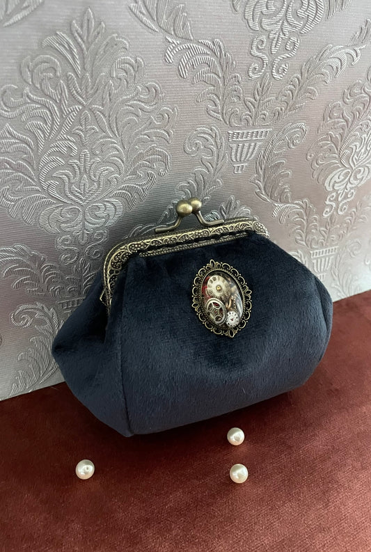 Porte-monnaie Steampunk « L’Engrenage du Temps » – Velours Bleu & Horlogerie Vintage