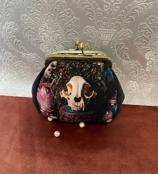 Porte-monnaie "Le Sanctuaire du Crâne" – Création Textile en Velours Noir