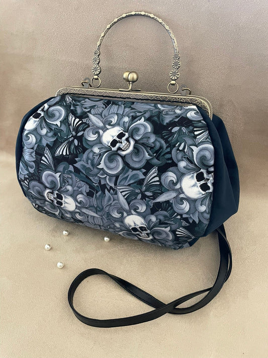 Sac "Memento Mori" | Velours Bleu Nuit & Crânes Audacieux – Le Comptoir de Suzanne