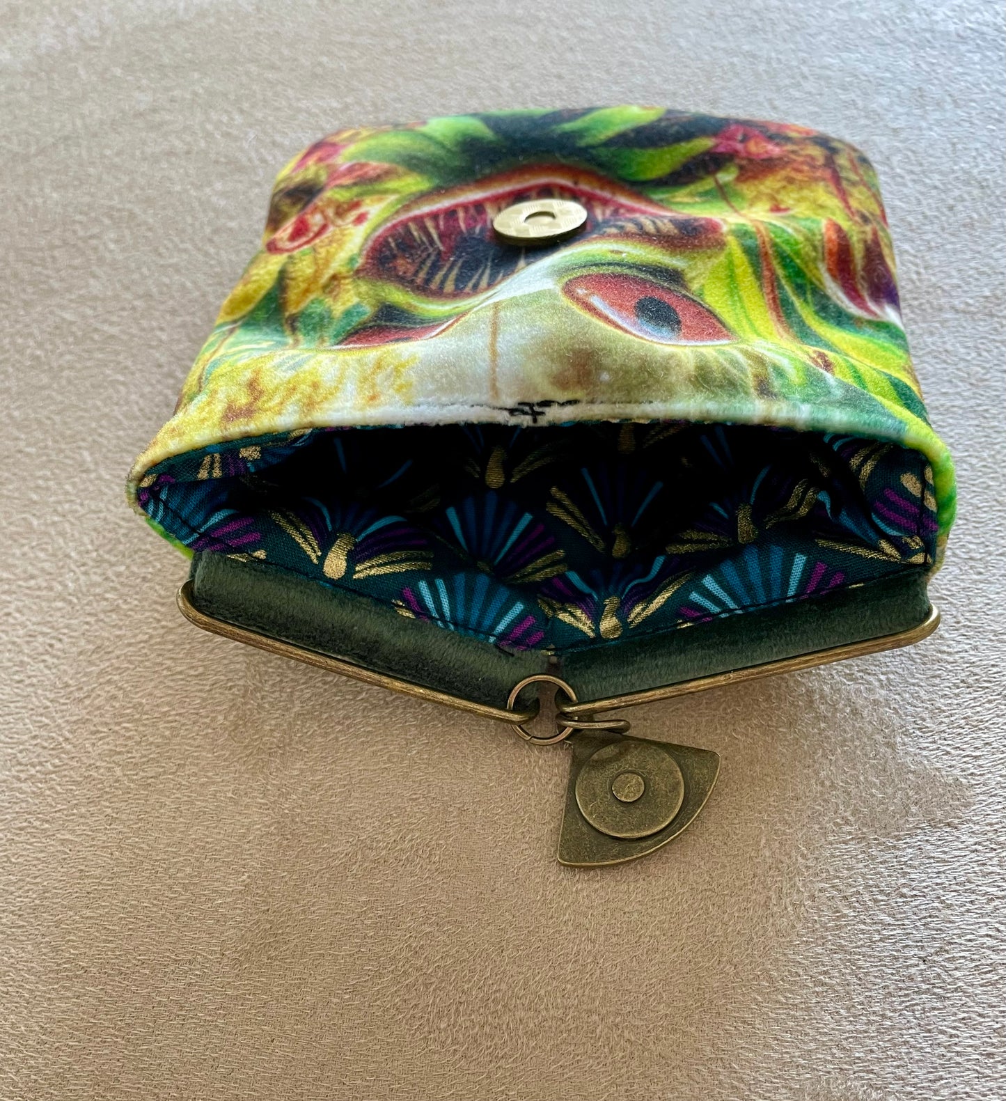 porte monnaie aimanté plante carnivore