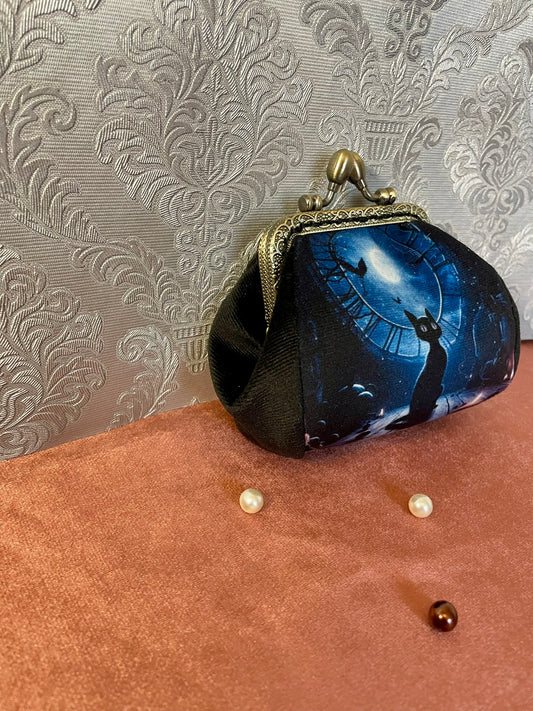 Accessoire textile en velours noir avec motif féerique