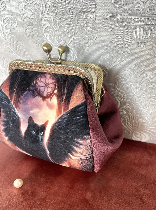 Vue intérieure du porte-monnaie chat mystique montrant la doublure fleurie et le fermoir clic-clac en bronze.