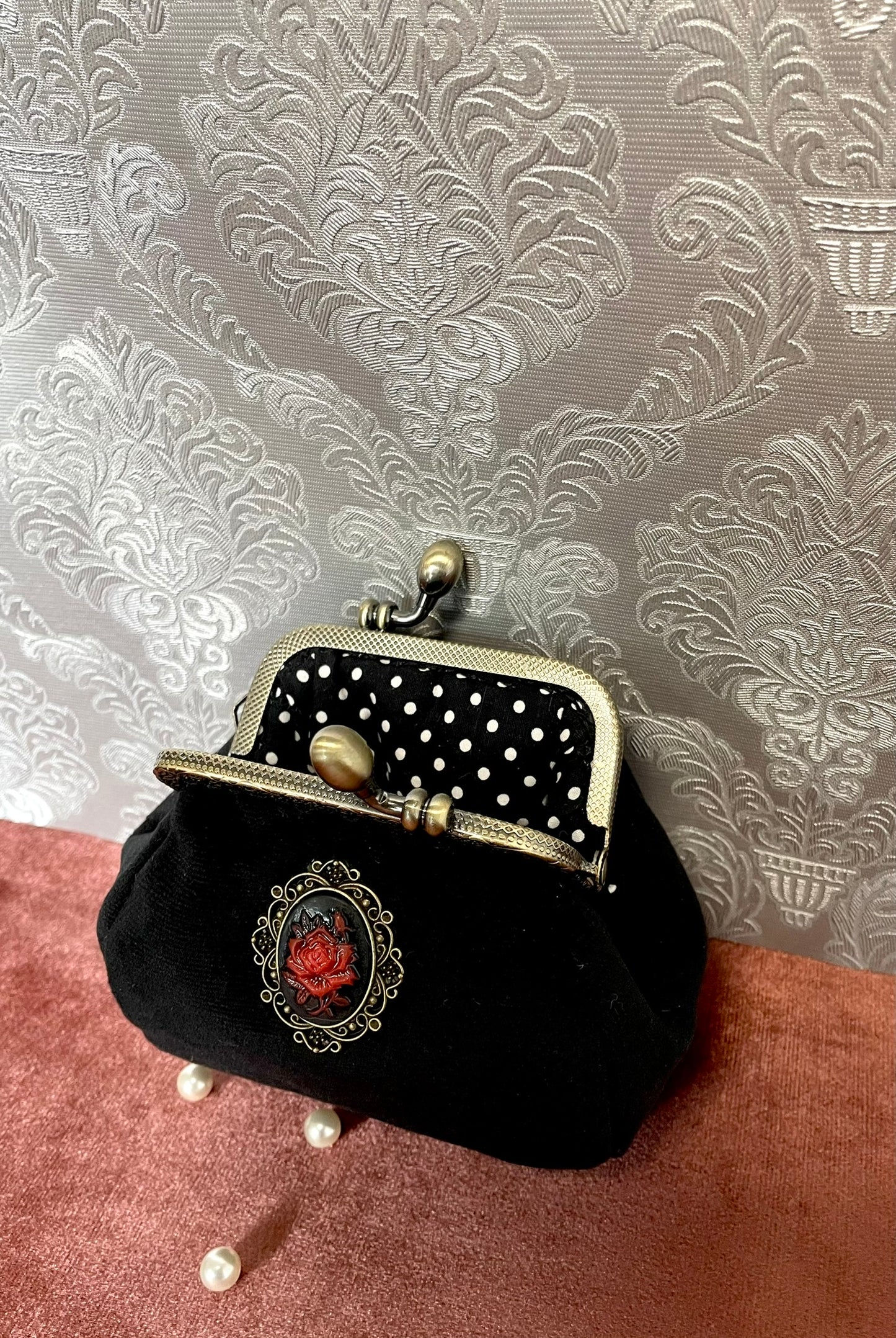 Bourse en velours noir. Un accessoire de mode alternative