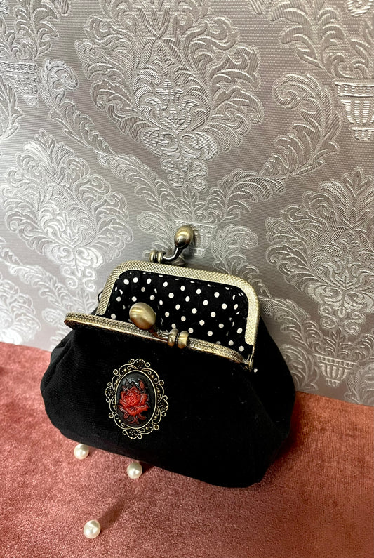 Bourse en velours noir. Un bel accessoire de mode alternative