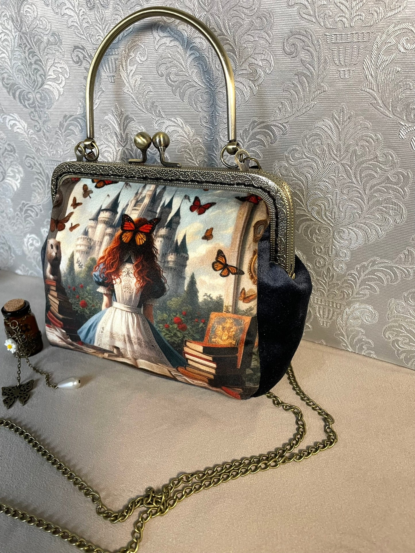 pochette -clutch Alice au Pays des Merveilles - Modèle "Le Château Enchanté" en Velours Bleu
