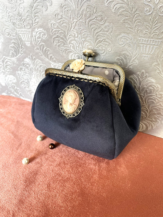 Porte-monnaie Rétro en Velours Bleu Nuit, Camée et Roses