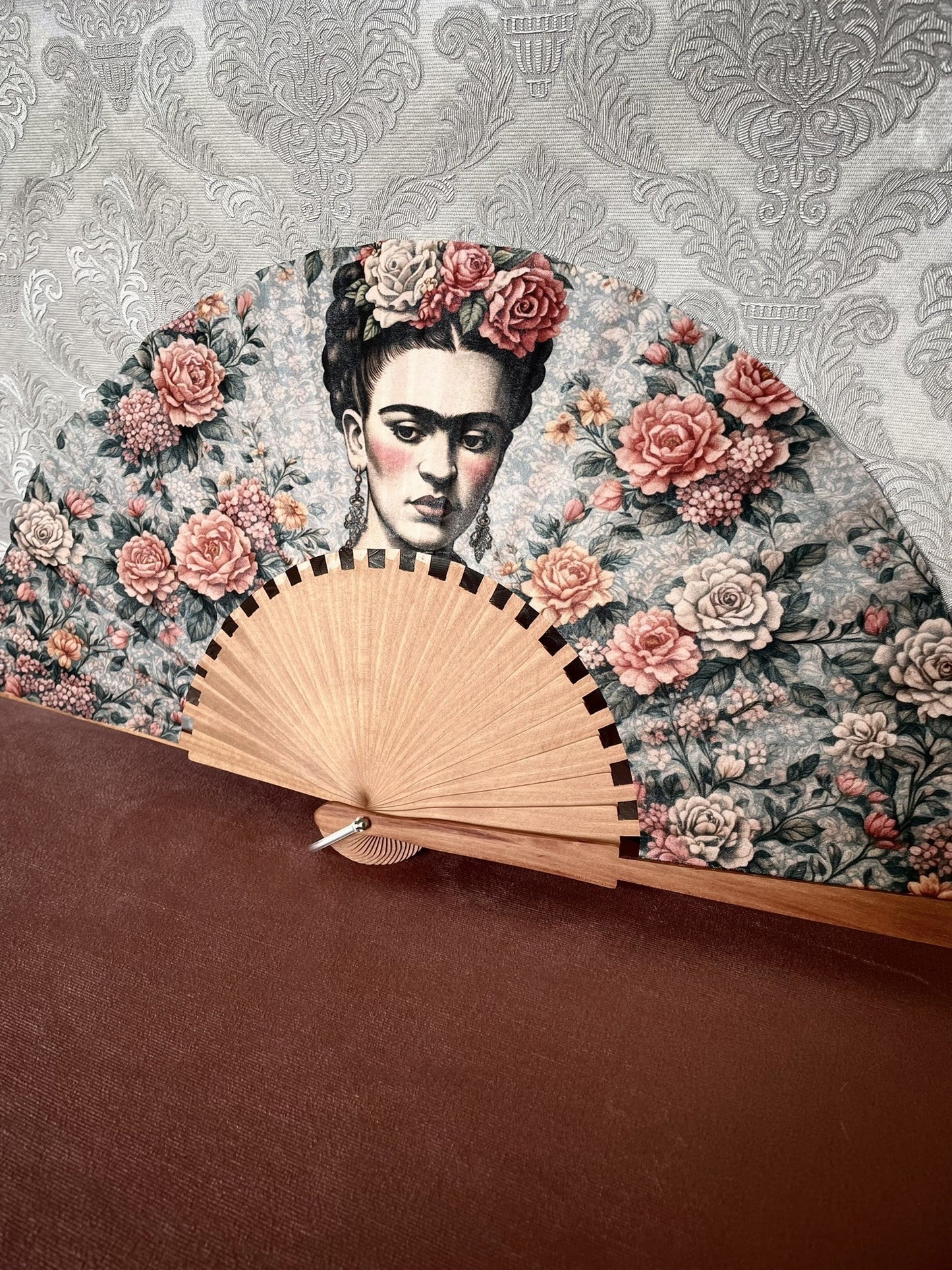 Éventail en Bois Fait Main : Modèle Frida Kahlo aux Roses