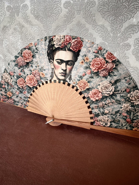 Éventail en Bois Fait Main : Modèle Frida Kahlo aux Roses