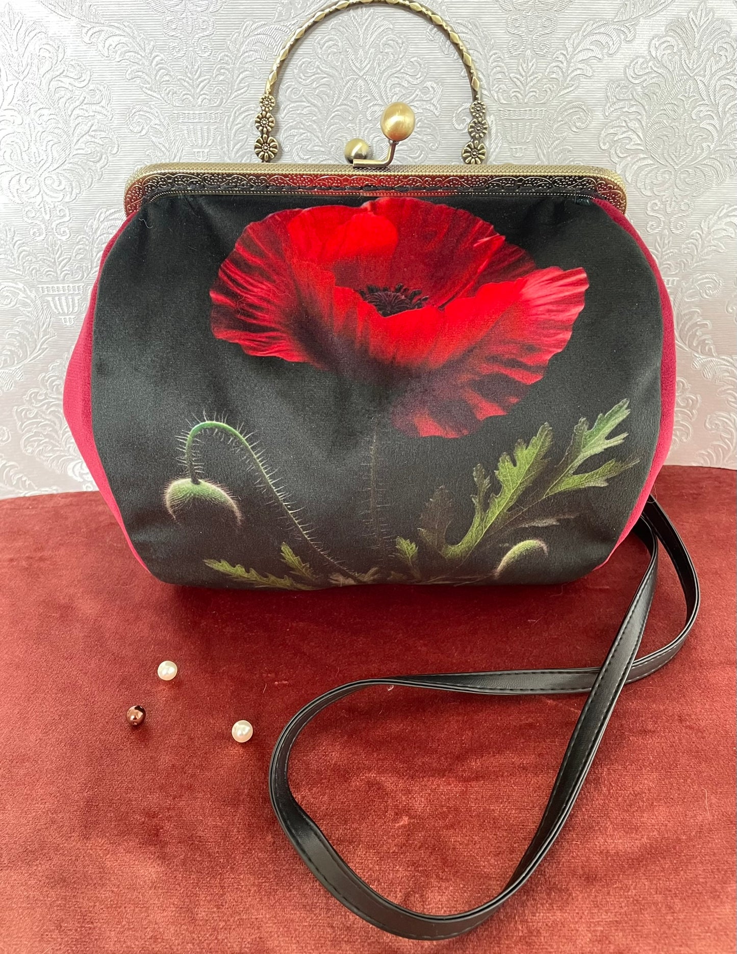 Vue d'ensemble du sac coquelicot montrant la poignée ciselée décorative et la bandoulière.