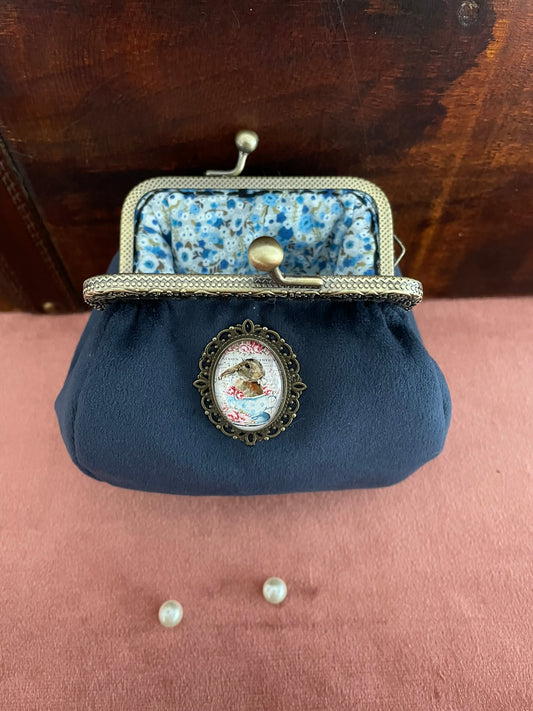 Intérieur du porte-monnaie ouvert montrant la doublure en coton fleuri bleu.