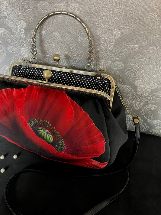 Vue de l'intérieur avec la doublure noire à pois blancs style rétro.