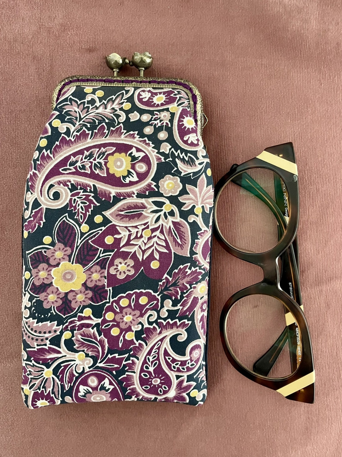 Vue à plat du motif cachemire vintage étui à lunettes avec lunettes Le Comptoir de Suzanne