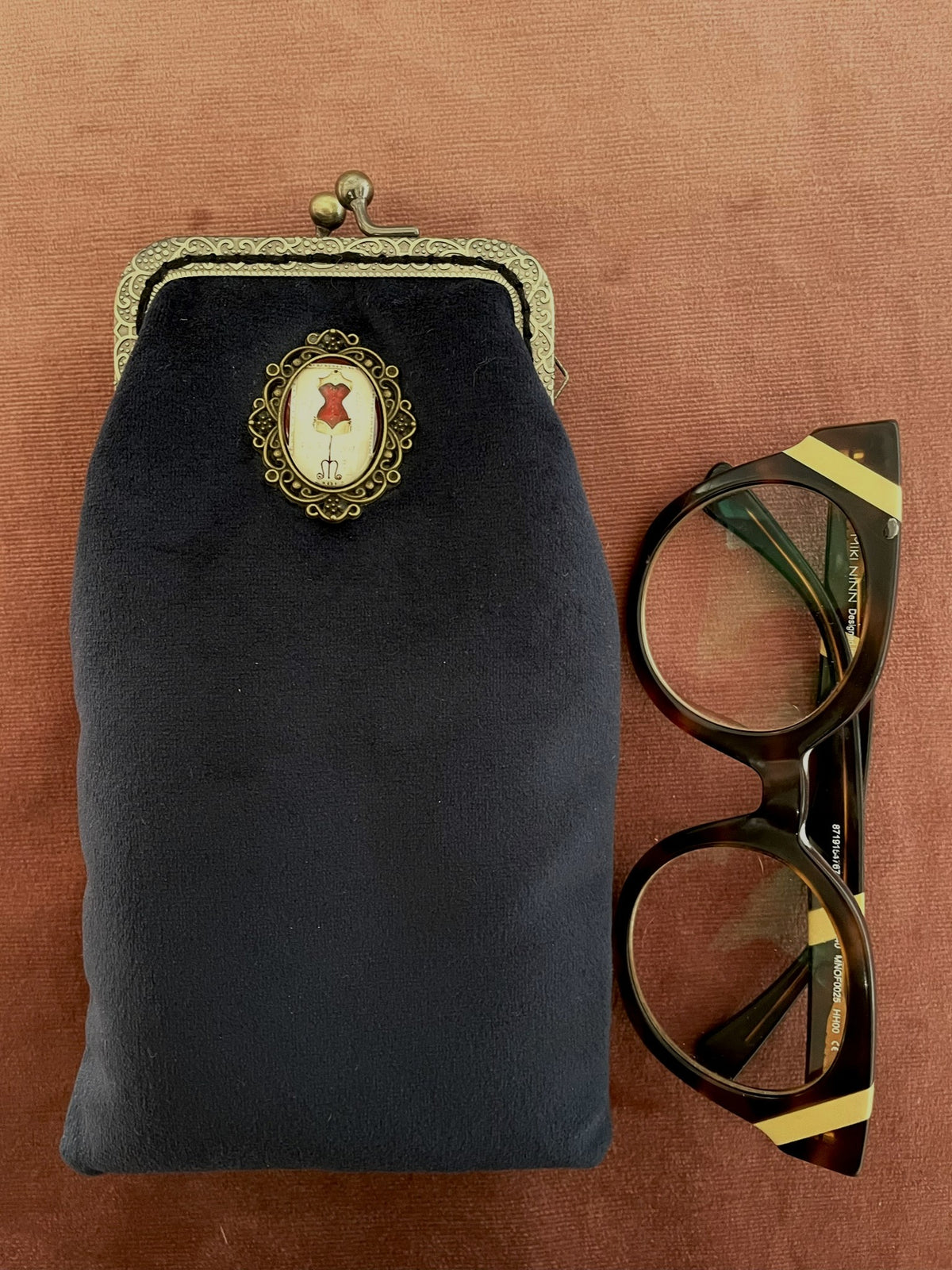 Vue de face rapprochée étui à lunettes motif camée corset Le Comptoir de Suzanne