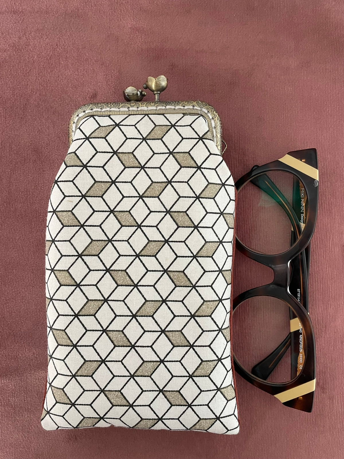 Vue à plat étui à lunettes motif géométrique Art Déco noir et doré avec lunettes Le Comptoir de Suzanne