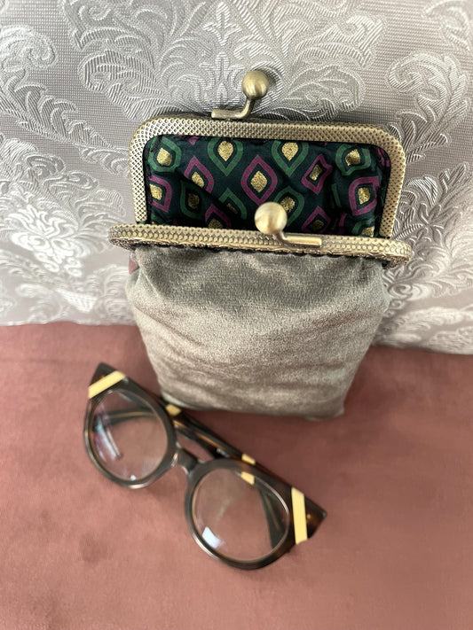 Vue du dos en velours vert de gris et doublure coton géométrique verte et fuchsia étui lunettes Le Comptoir de Suzanne