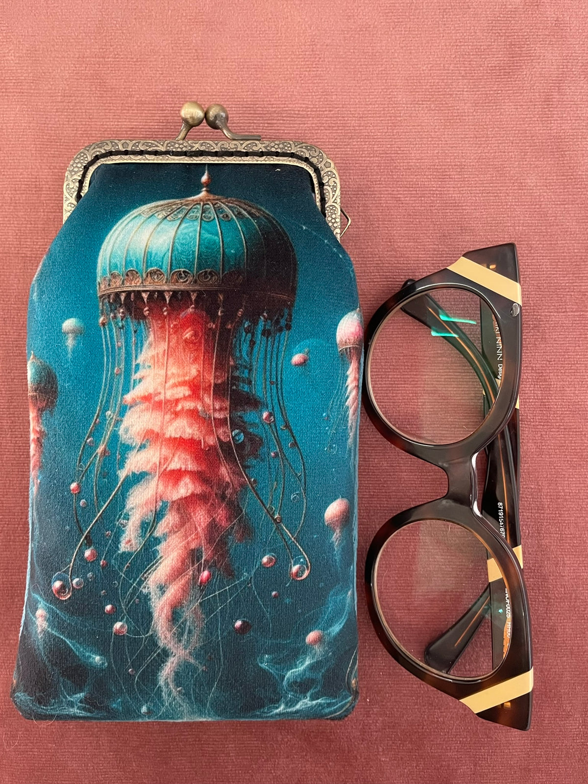 Vue verticale étui à lunettes motif méduse et lunettes de présentation Le Comptoir de Suzanne