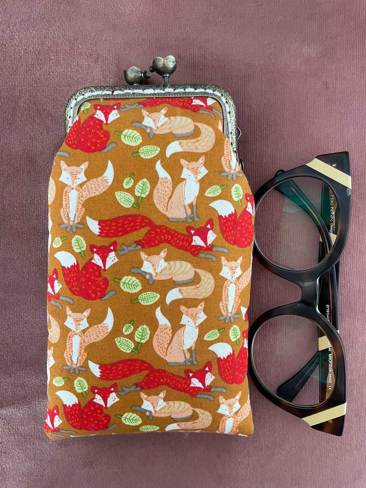 Vue à plat du motif renards et feuilles automnales étui à lunettes avec lunettes Le Comptoir de Suzanne