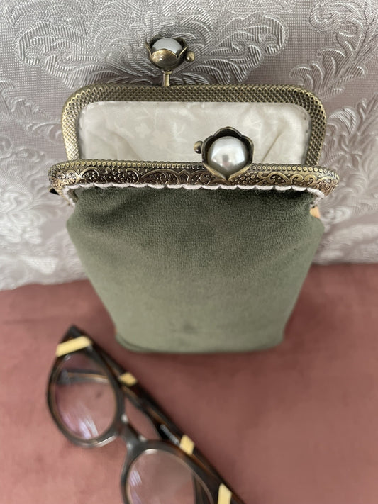 Vue du dos en velours vert olive et fermoir bronze à perles étui lunettes Le Comptoir de Suzanne