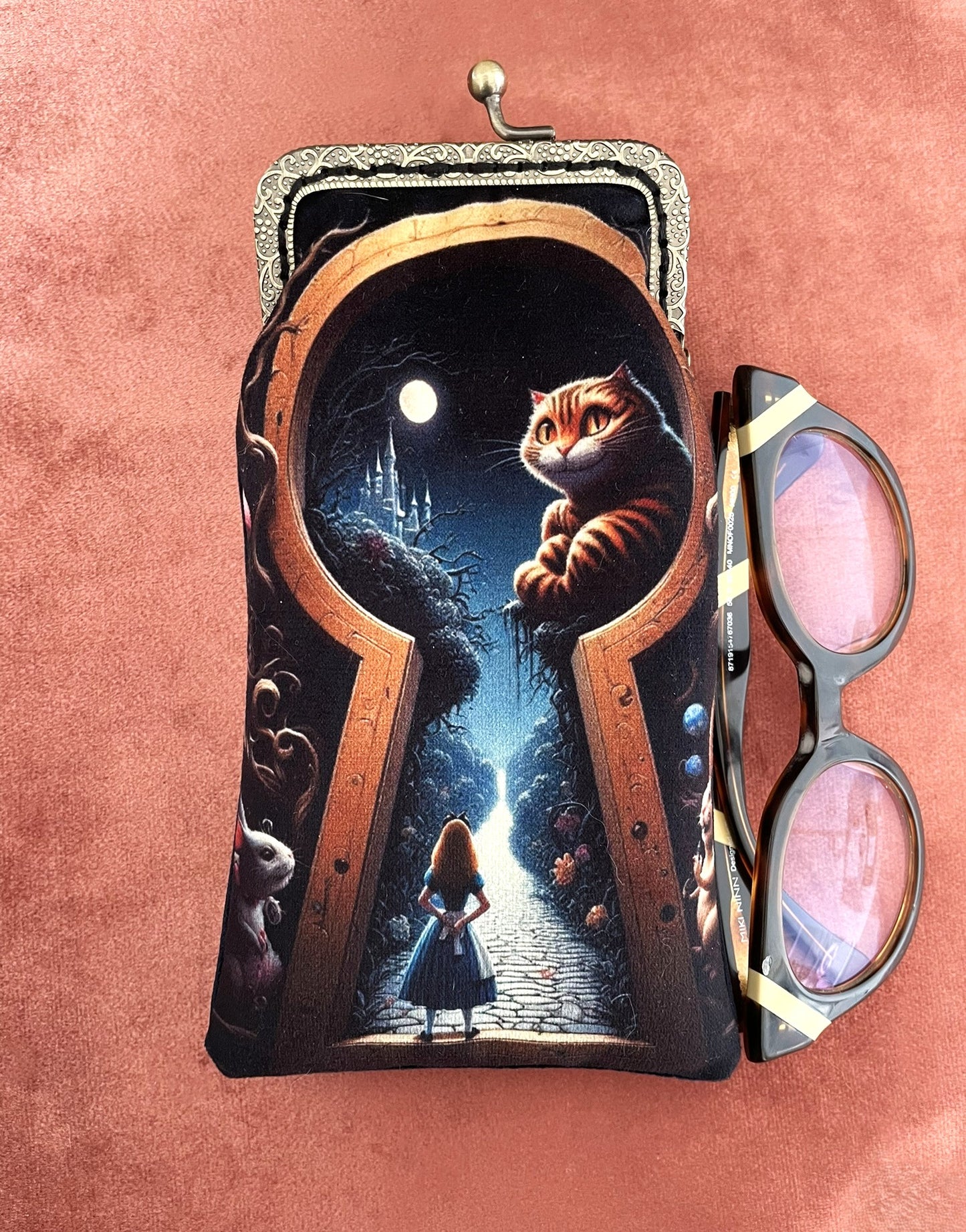Étui à lunettes rétro illustration Alice au Pays des Merveilles et le passage secret avec lunettes de décor Le Comptoir de Suzanne